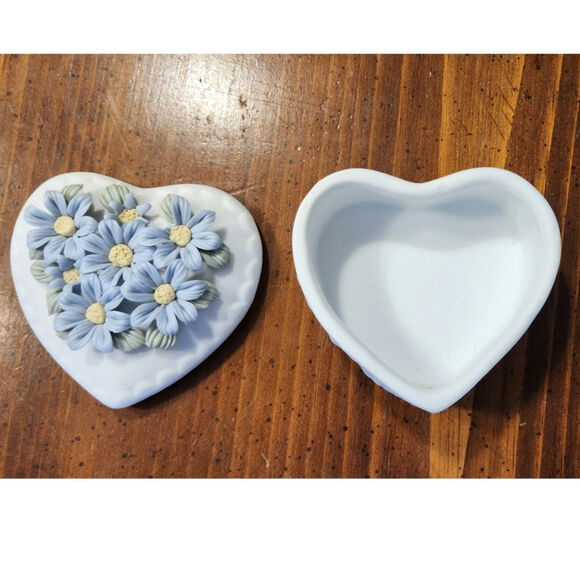 Vintage Blue Violet Heart Shaped Trinket Box Approx 3.5" x 2.5" - Picture 3 of 5
